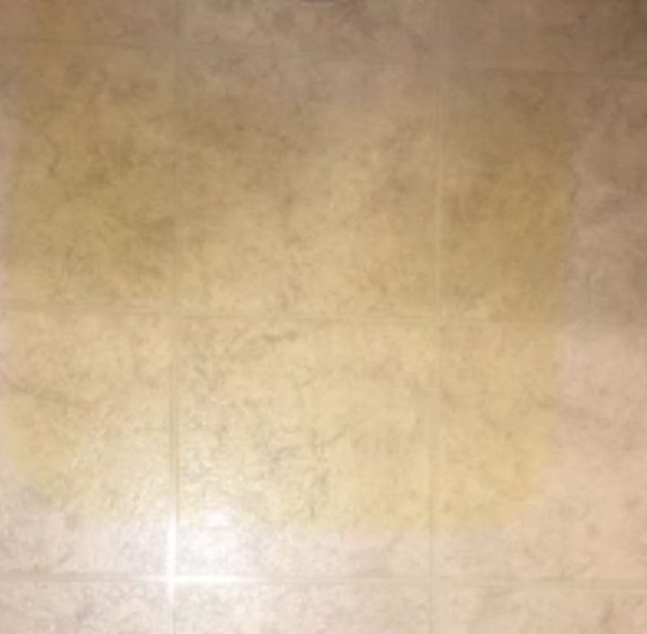 How to Remove Dark Discoloration From Vinyl Flooring